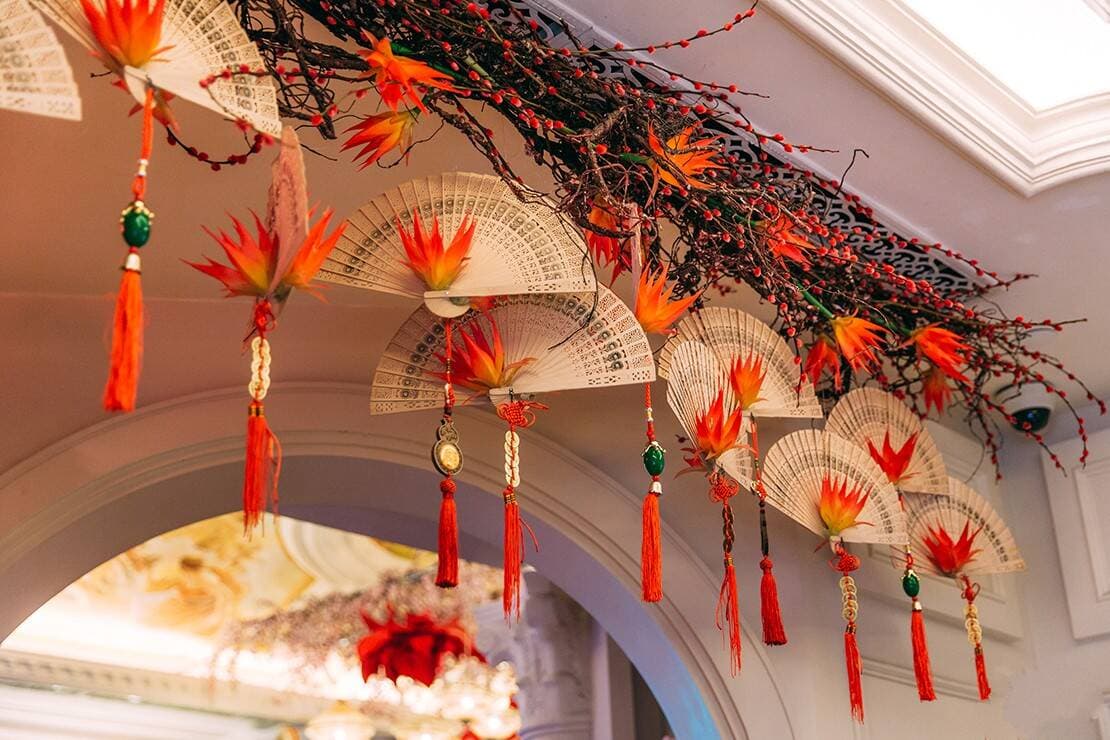 Cách trang trí cầu thang dịp Tết: Đẹp nhà, đậm phong thủy, ngập lộc xuân