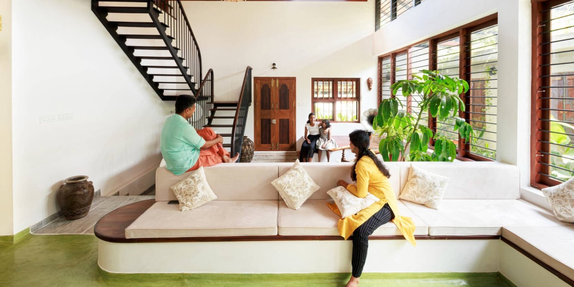 Nhà 2 tầng ở Ấn Độ bố trí cây cầu gỗ giữa nhà để kết nối các khu vực chức năng