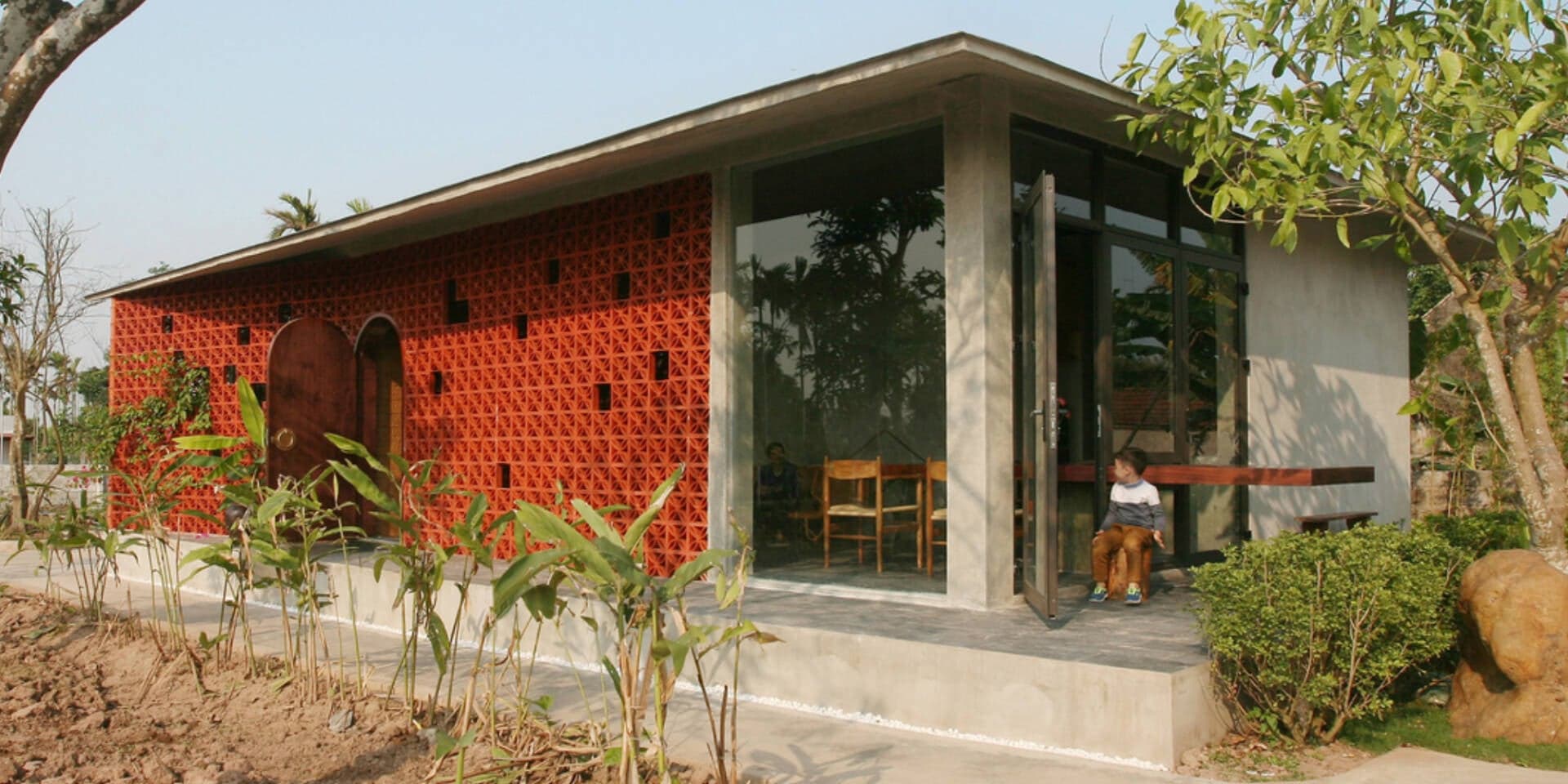 Maison A: Ngôi nhà nông thôn hiện đại từ gạch Bát Tràng và ký ức tuổi thơ