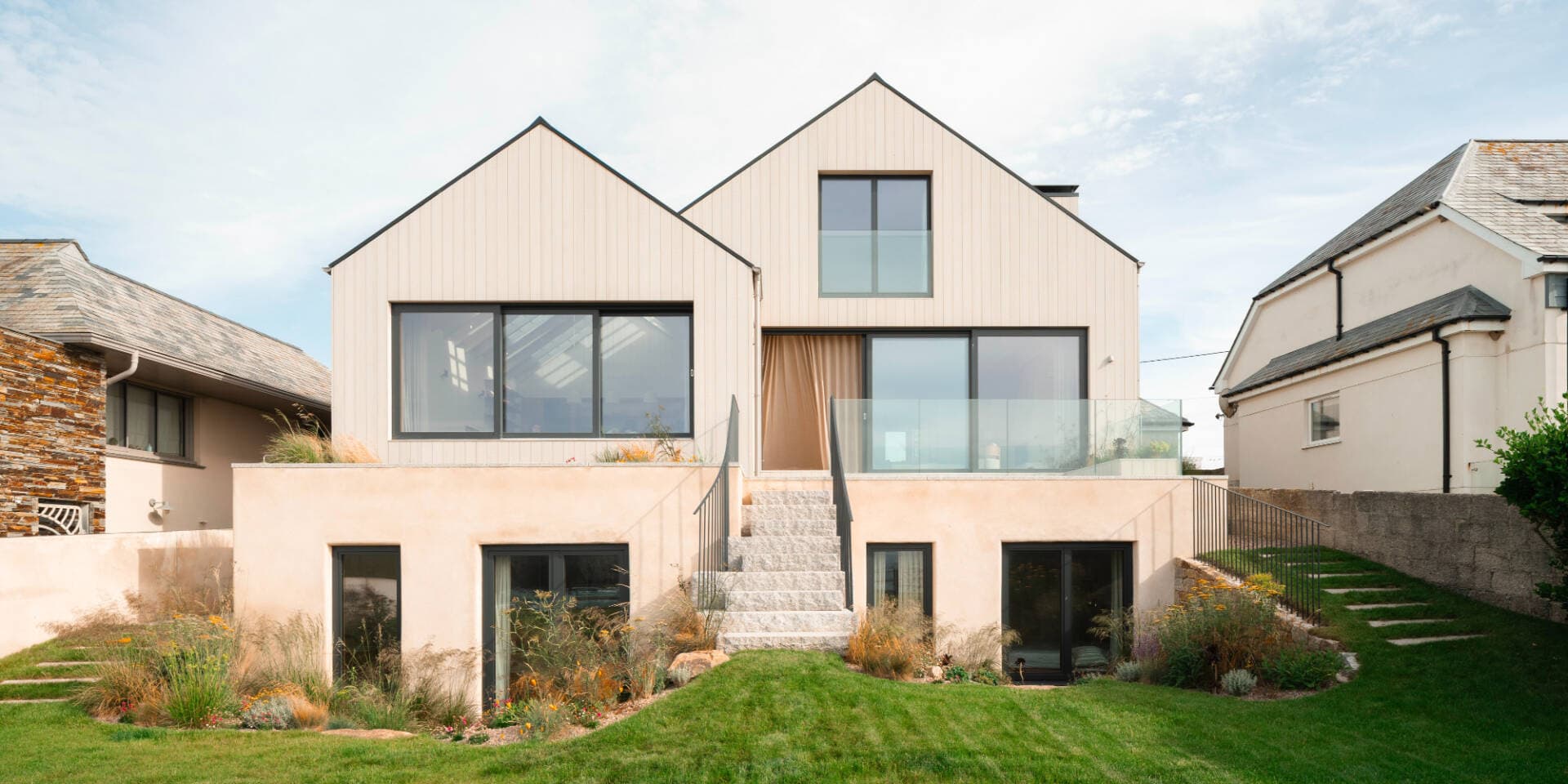 Nhà nghỉ dưỡng tại Cornwall thiết kế khung cửa kính mở ra đại dương cho gia đình mê lướt sóng