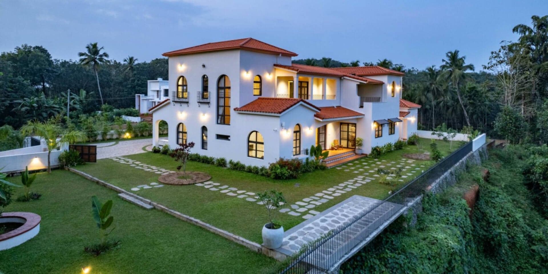 Biệt thự 2 tầng 4 phòng ngủ ở Ấn Độ tổ chức sân trong để làm mát nhà tự nhiên