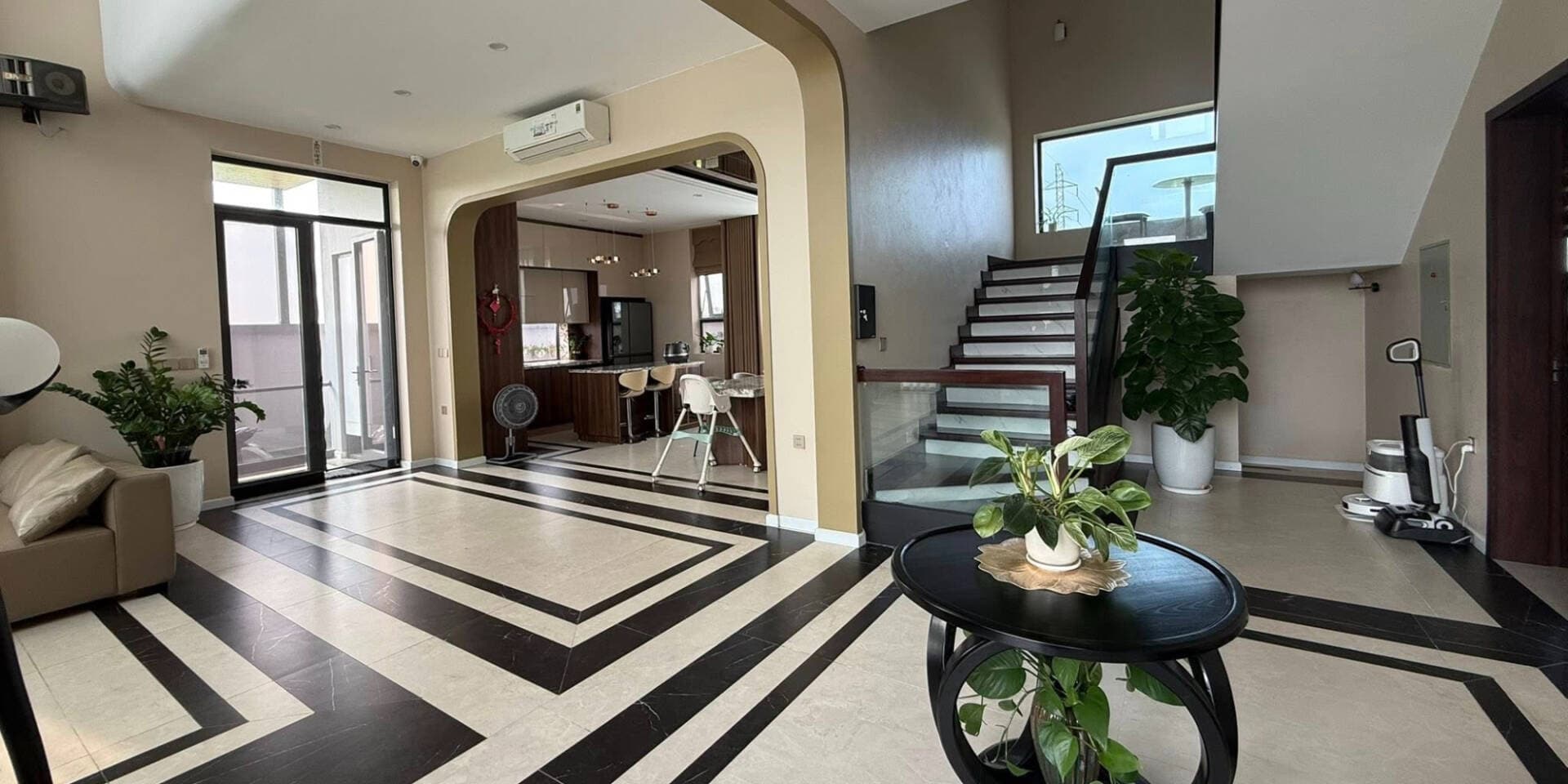 Sau 5 năm, vợ chồng mình đã thành công chuyển từ căn hộ nhỏ 68m2 sang nhà 3 tầng rộng 500m2