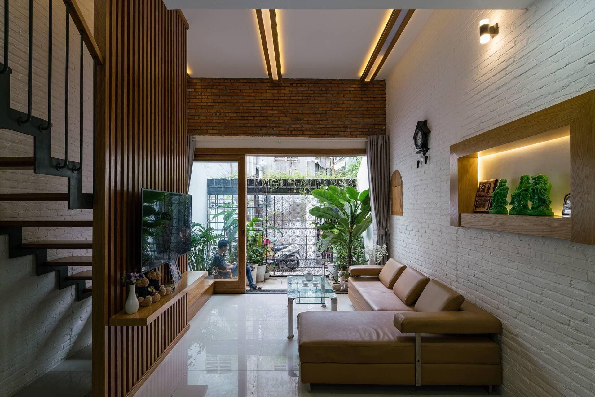 Nhà trong hẻm 50m2 tại Nha Trang với giếng trời và khoảng xanh ngập tràn ánh sáng tự nhiên