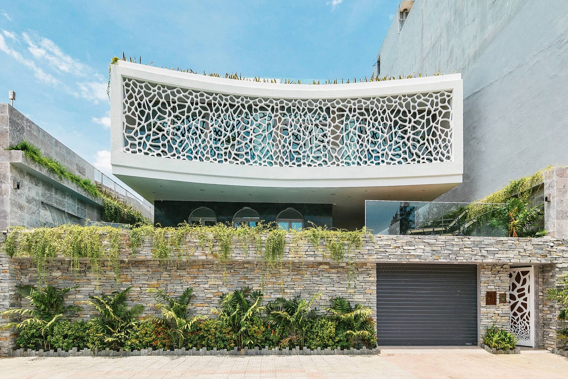 Nép mình trong đường cong của vịnh Đà Nẵng, The Coral Villa tỏa sáng rực rỡ nhờ mặt tiền san hô độc đáo