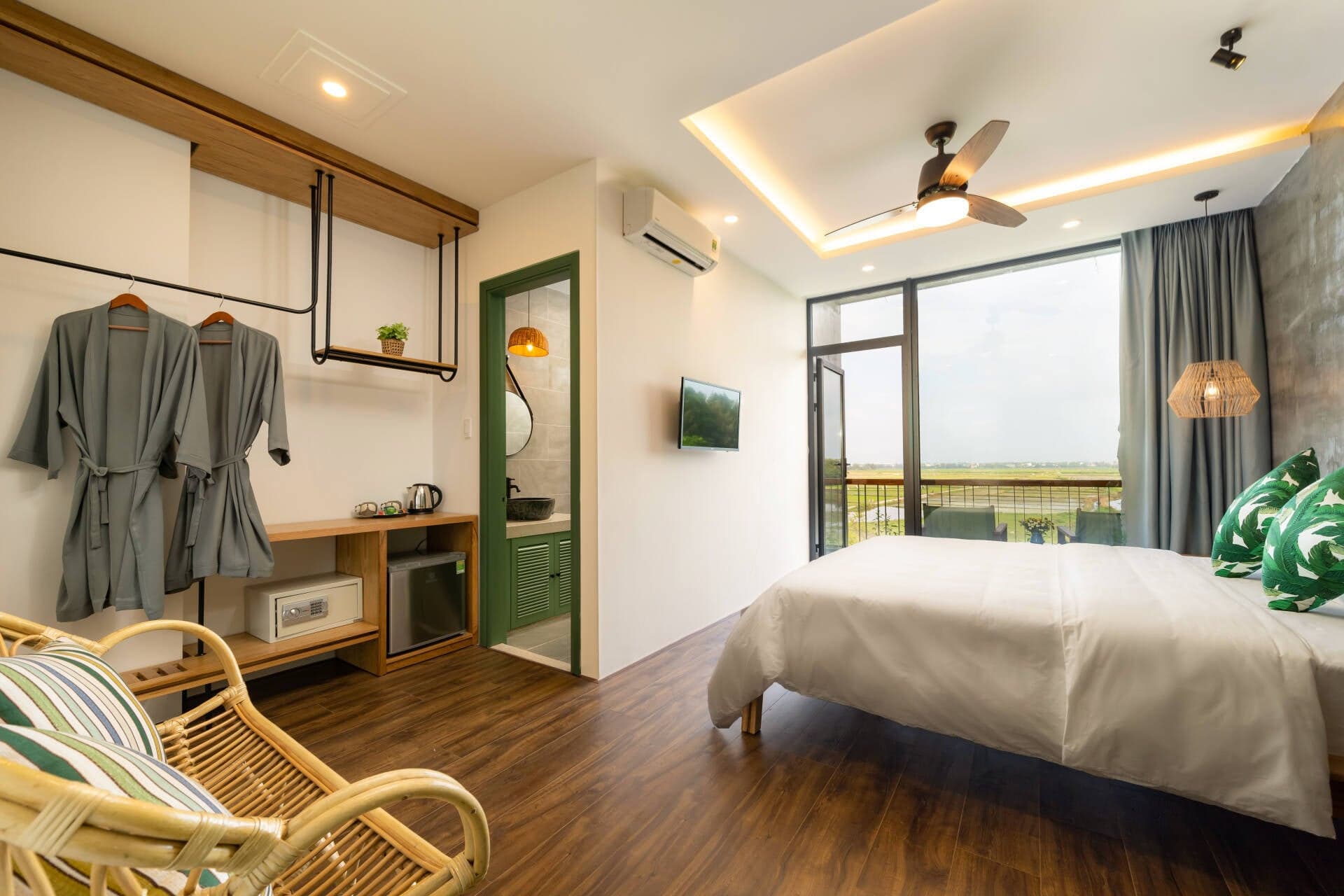 Xốn xang trước ngôi nhà bình yên ở Hội An nhìn thẳng ra ruộng lúa do chính đôi vợ chồng trẻ thiết kế