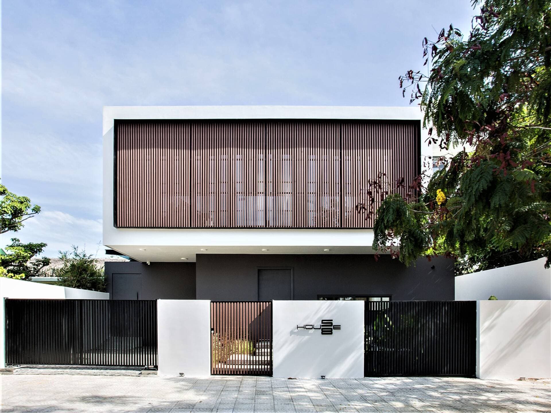 58 House - Ngôi nhà mang phong cách hiện đại, nổi bật với hệ cửa lam gỗ trước - sau