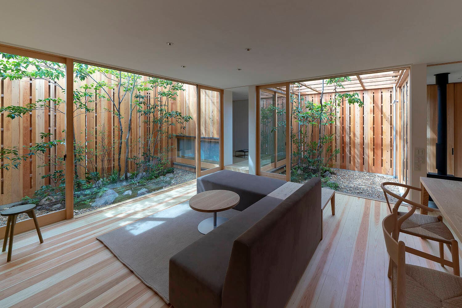 Nhà 1 tầng 81m2 thiết kế 3 khoảng vườn đan xen tạo không gian sống riêng tư và ngập tràn ánh sáng