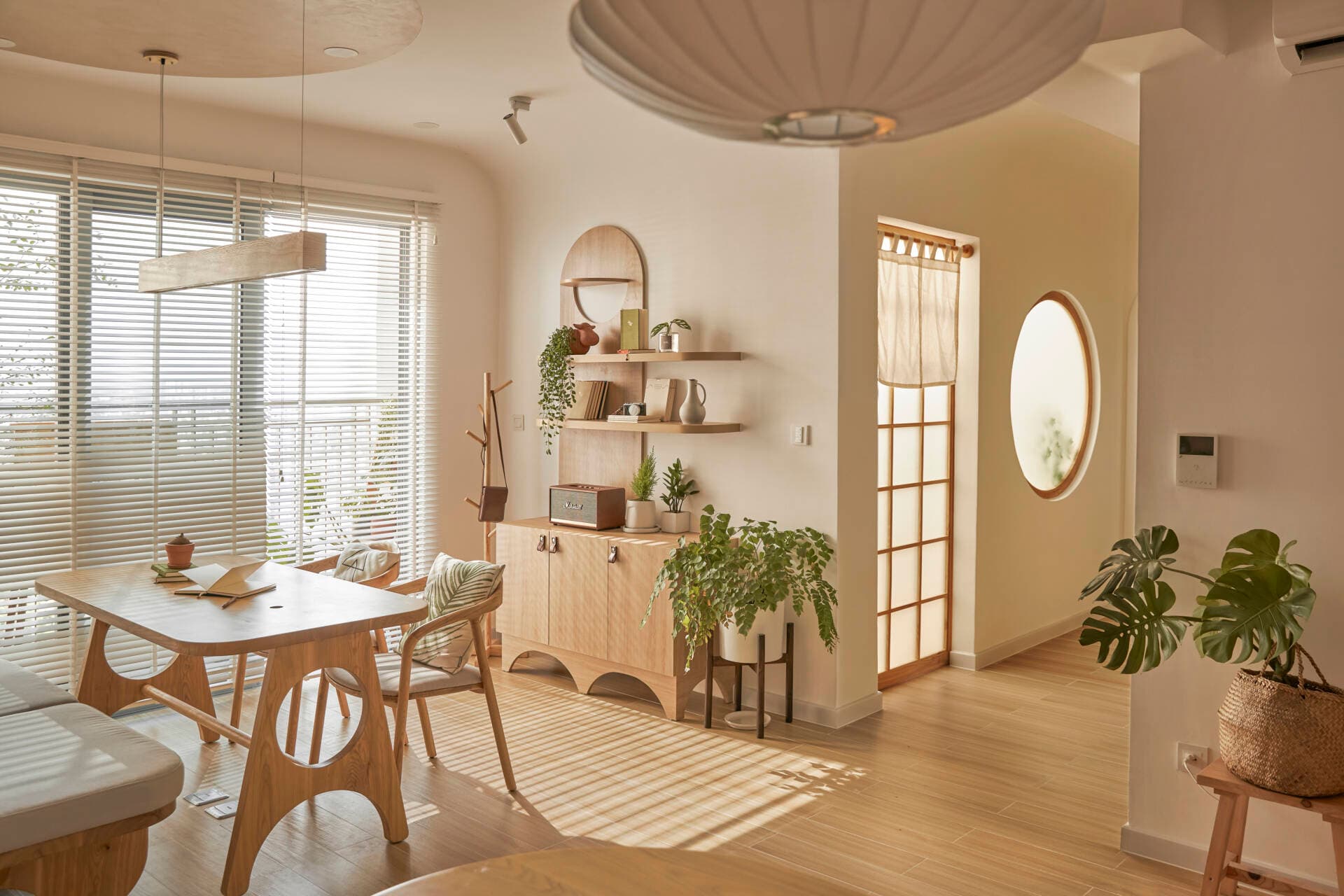 Căn hộ đậm chất Nhật, góc nào cũng đẹp như một quán cà phê để gia chủ làm việc tại gia