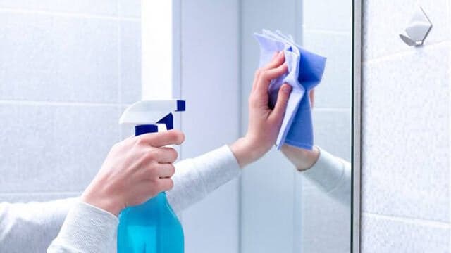 Mẹo vệ sinh gương kính mờ đục trở nên sáng bóng không một vết xước