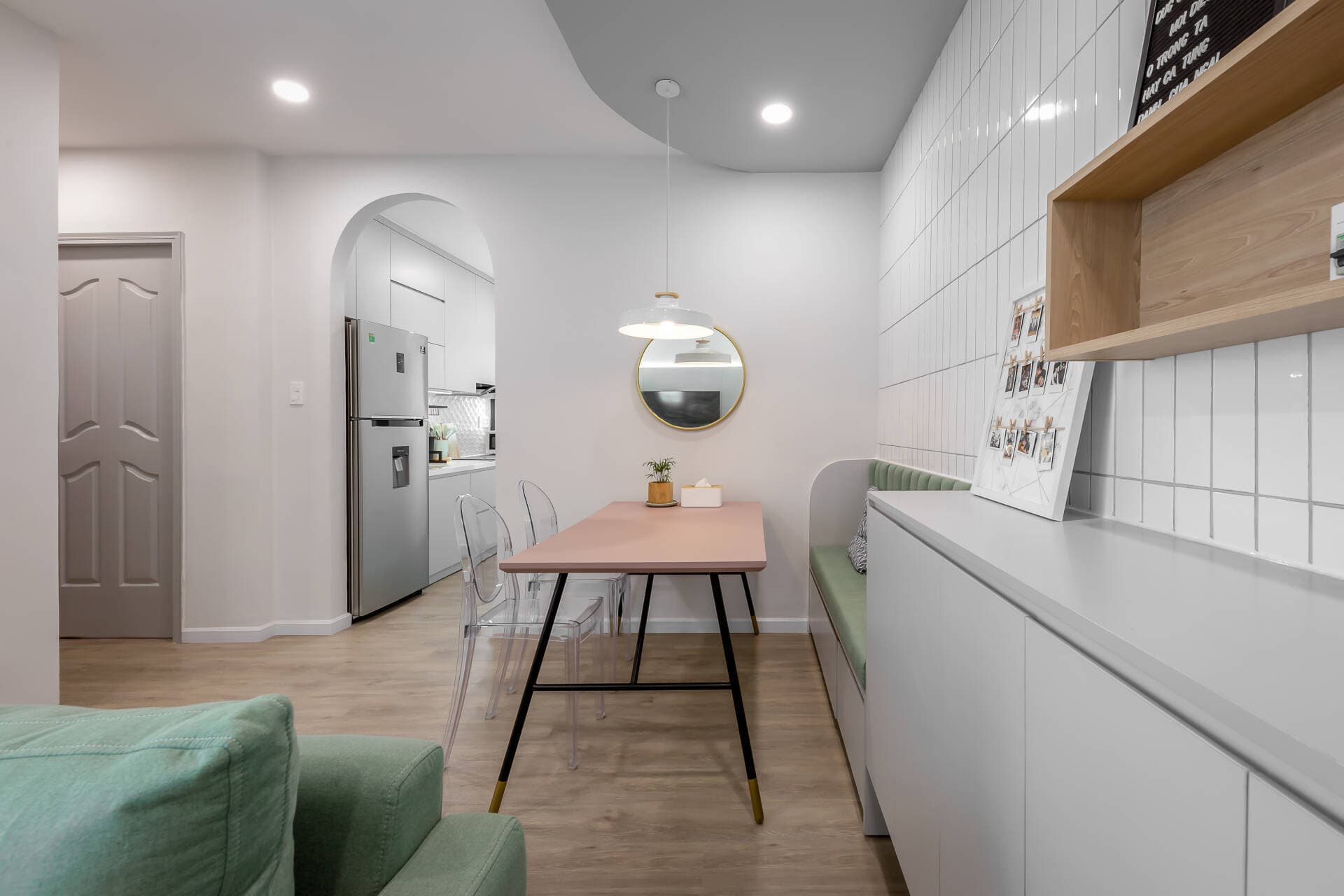 Căn hộ 62m2 thanh lịch, ngọt ngào như quán cafe, giơ máy 'sống ảo' góc nào cũng đẹp