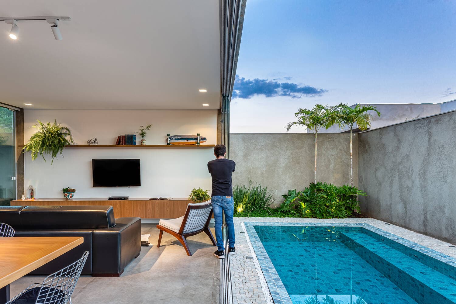Ông bố xây nhà 2 tầng chiều theo sở thích của con gái, có vườn cây và bể bơi để con vui đùa ngày hè