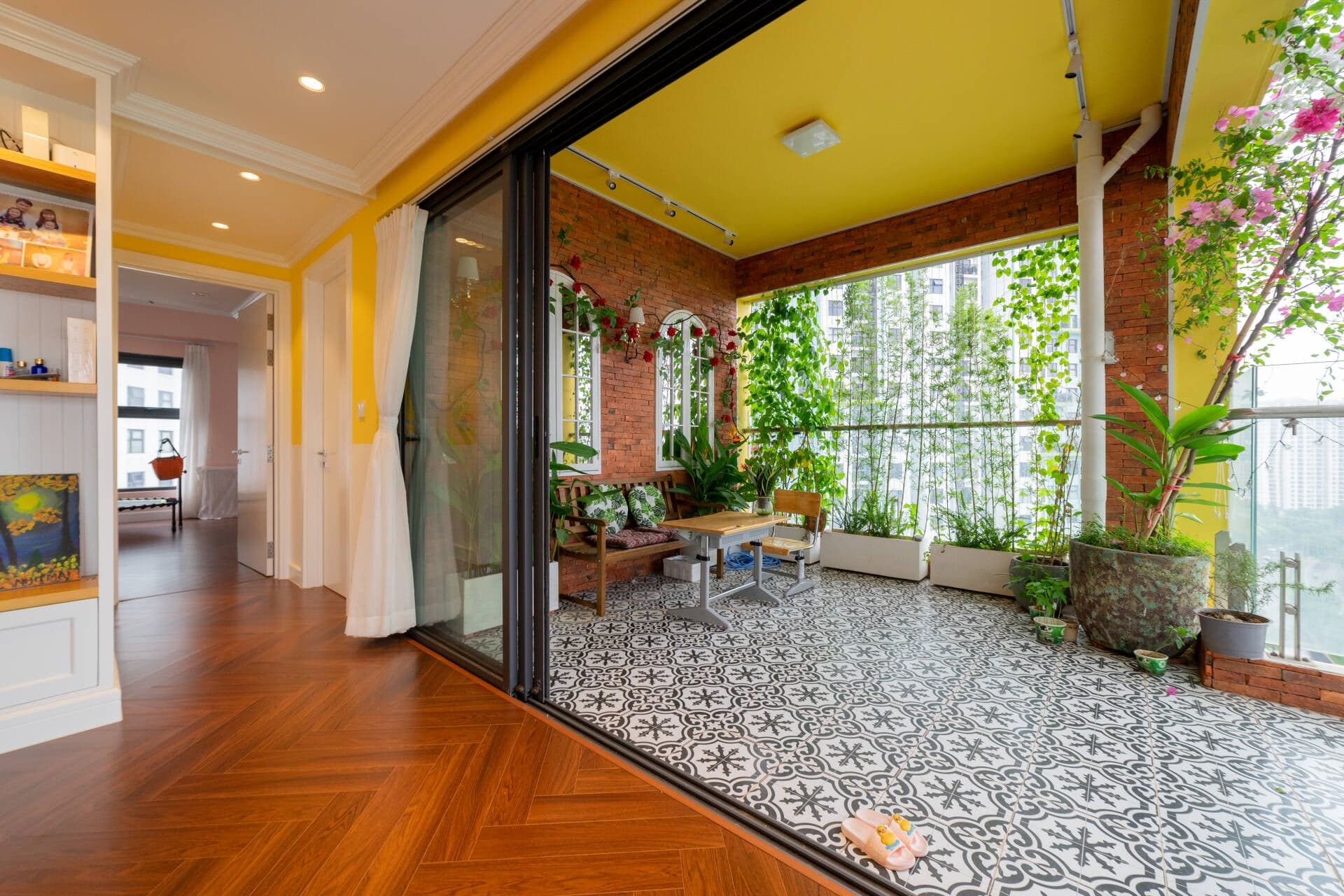 Căn hộ 164m2 có ban công rộng gần bằng 1 phòng, hoàn thiện nội thất với 850 triệu đồng
