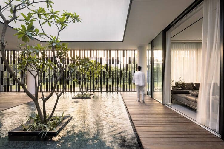 Nhà 2 tầng thiết kế 3 khối riêng biệt và hồ nước giữa nhà để lưu giữ nét truyền thống bản địa