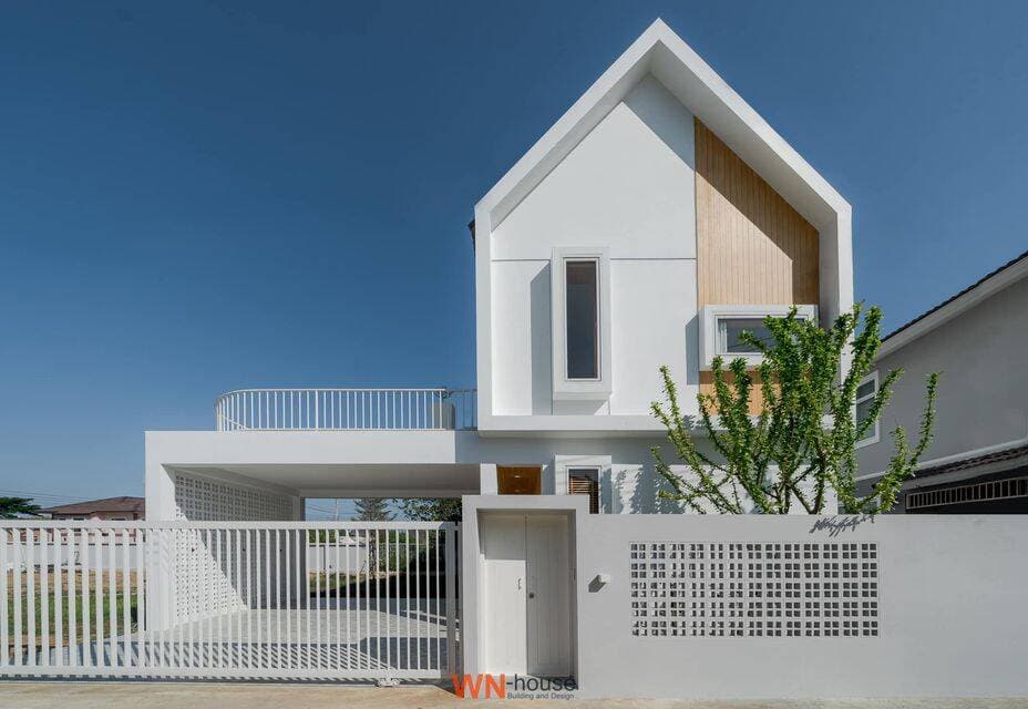 Nhà 2 tầng mái thái rộng rãi, có đủ sân vườn và gara để xe của gia đình 4 người