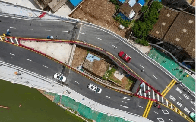 Nhà 40m2 không chịu di dời khiến cầu cao tốc phải “tách đôi”, dù được đền bù 2 căn hộ và 4.5 tỷ đồng
