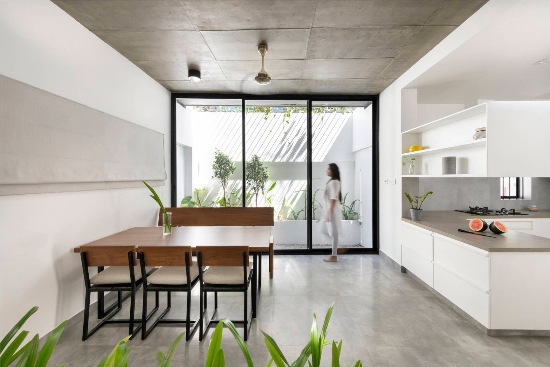 Căn nhà 232m2 luôn thoáng đãng, mát mẻ nhờ thiết kế “vườn trong” và hai lớp thông gió
