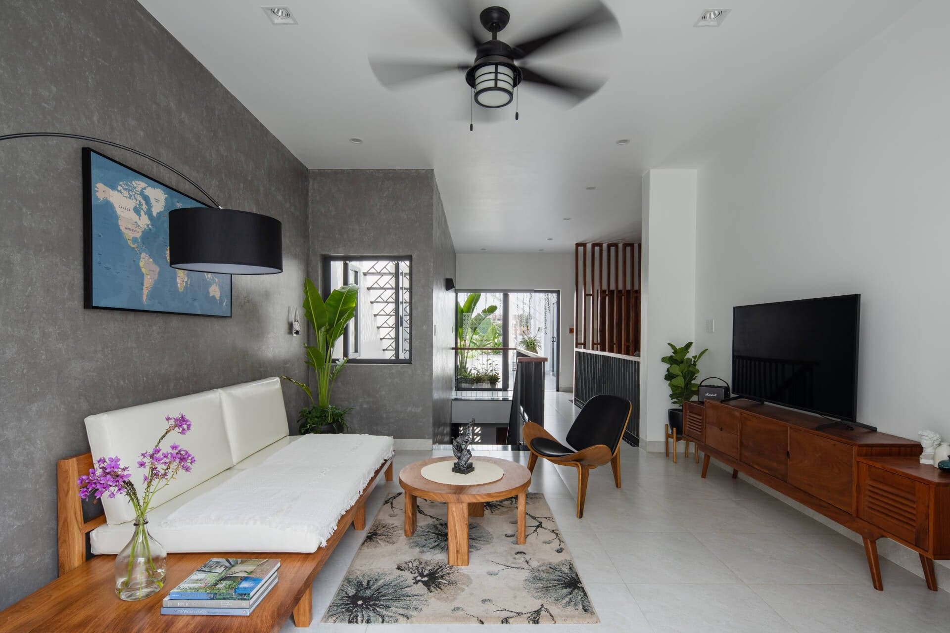 Nhà 2 tầng thiết kế lùi sâu và tạo khe thoáng để tận hưởng nắng gió giữa khu dân cư đông đúc