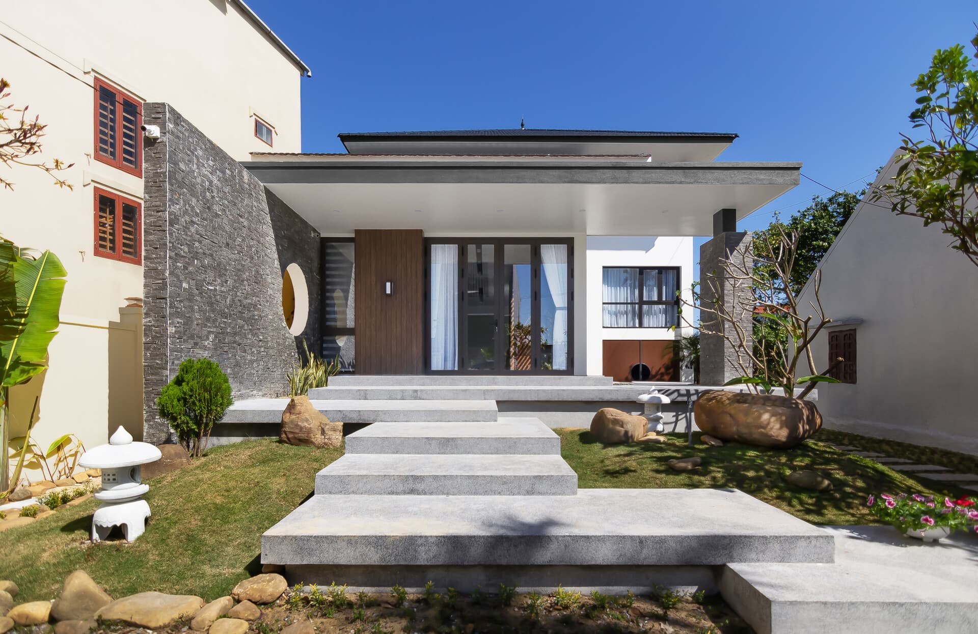 TXM House – Thiết kế nâng sàn để thích ứng mùa mưa lũ miền Trung