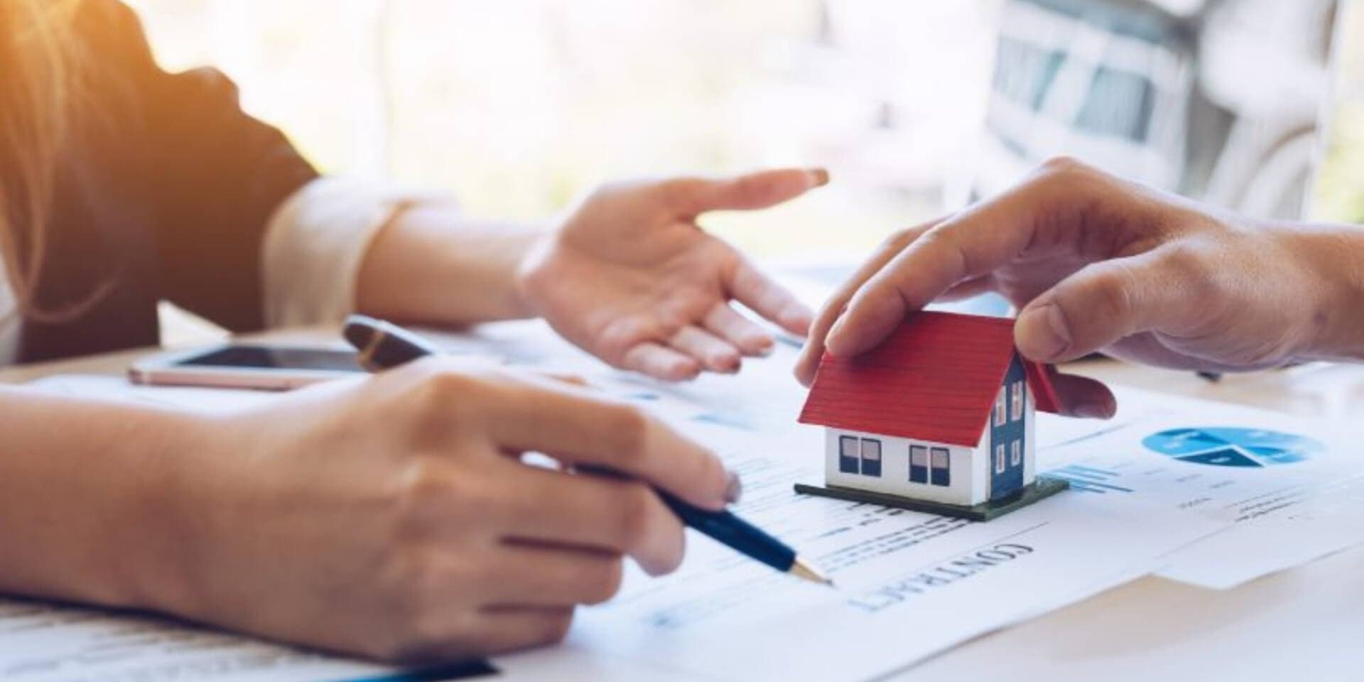 Luật sư tư vấn: Xử lý khi bị bác ruột lấy mất nhà và làm lại sổ đỏ