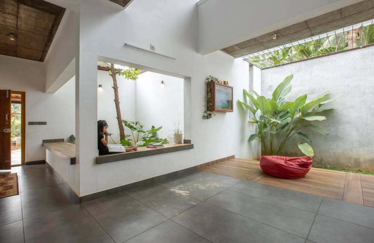 Nhà ở quê của vợ chồng giáo viên, không sử dụng bàn trà và sofa phòng khách để con có nhiều chỗ chơi