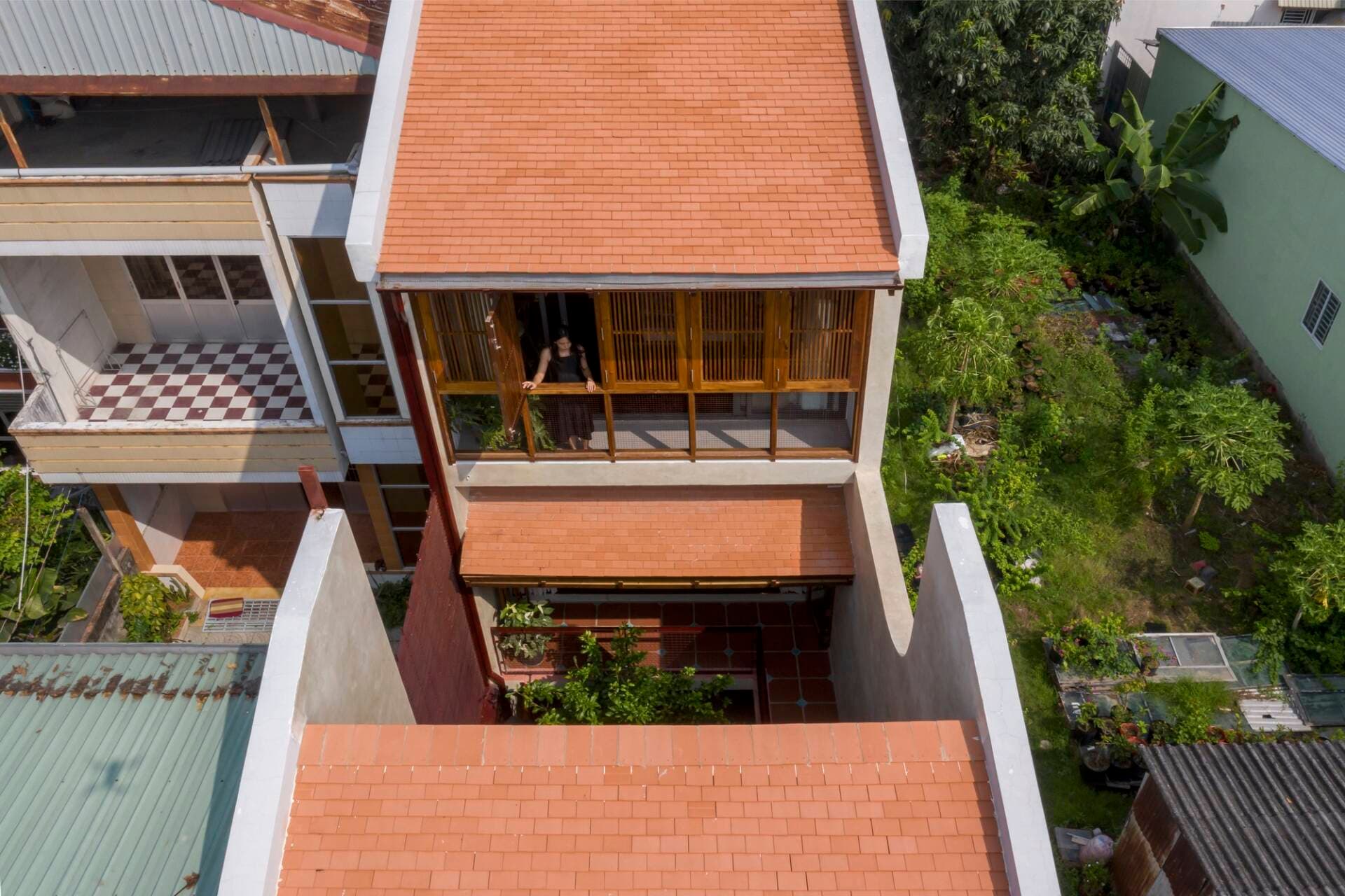 Nhà 4.8x48m tại Cần Thơ lưu giữ thiết kế truyền thống với ngói đỏ, mái hiên và sân vườn