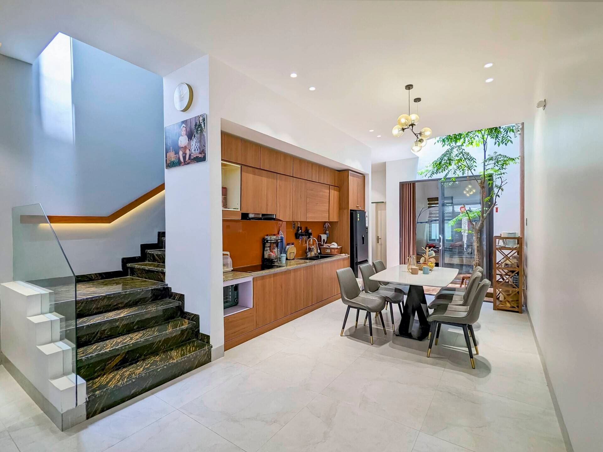 CÁ HOUSE - Căn nhà của cặp vợ chồng trẻ dưới tuổi 30 được tiết chế hình thức để chu toàn nội dung