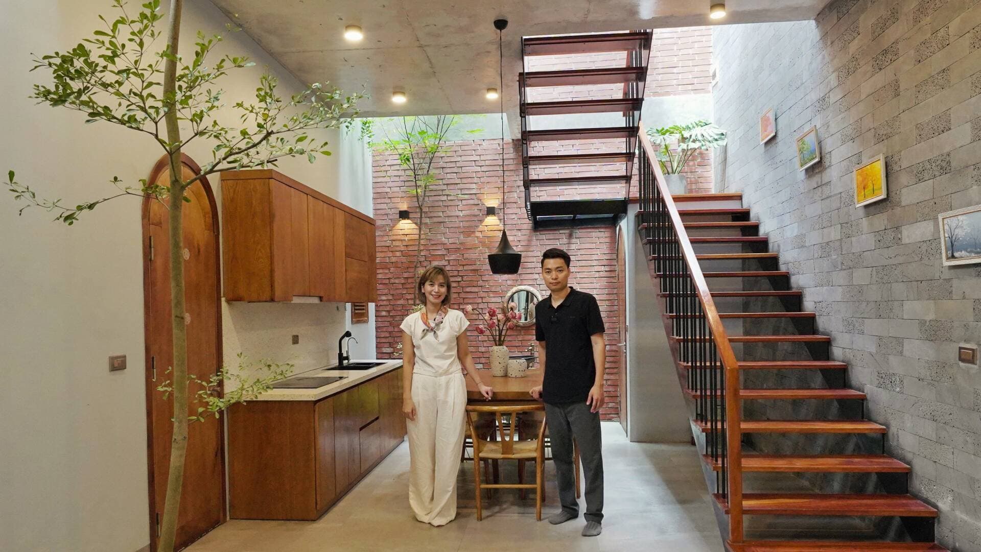 Nhà ống hướng Tây thiết kế như nào để vẫn mát mẻ, sáng thoáng dù 2 mặt kín bưng?