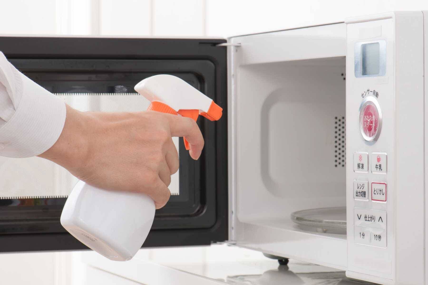 Cách vệ sinh lò vi sóng sạch dầu mỡ khử mùi nhanh gọn không hỏng máy