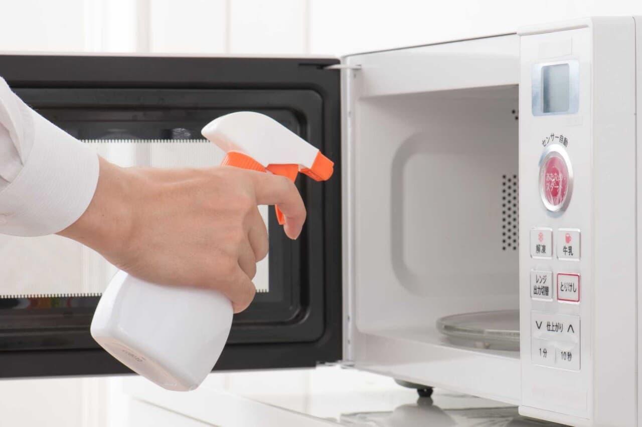 Cách vệ sinh lò vi sóng sạch dầu mỡ khử mùi nhanh gọn không hỏng máy