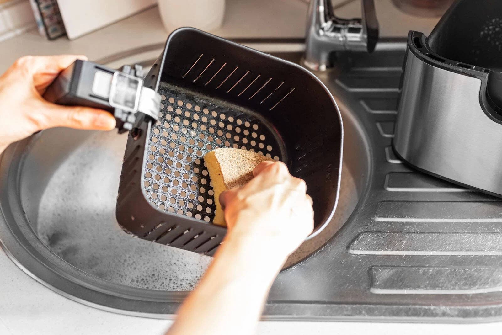 Mẹo vệ sinh nồi chiên không dầu chẳng cần kỳ cọ mà vẫn sạch như mới