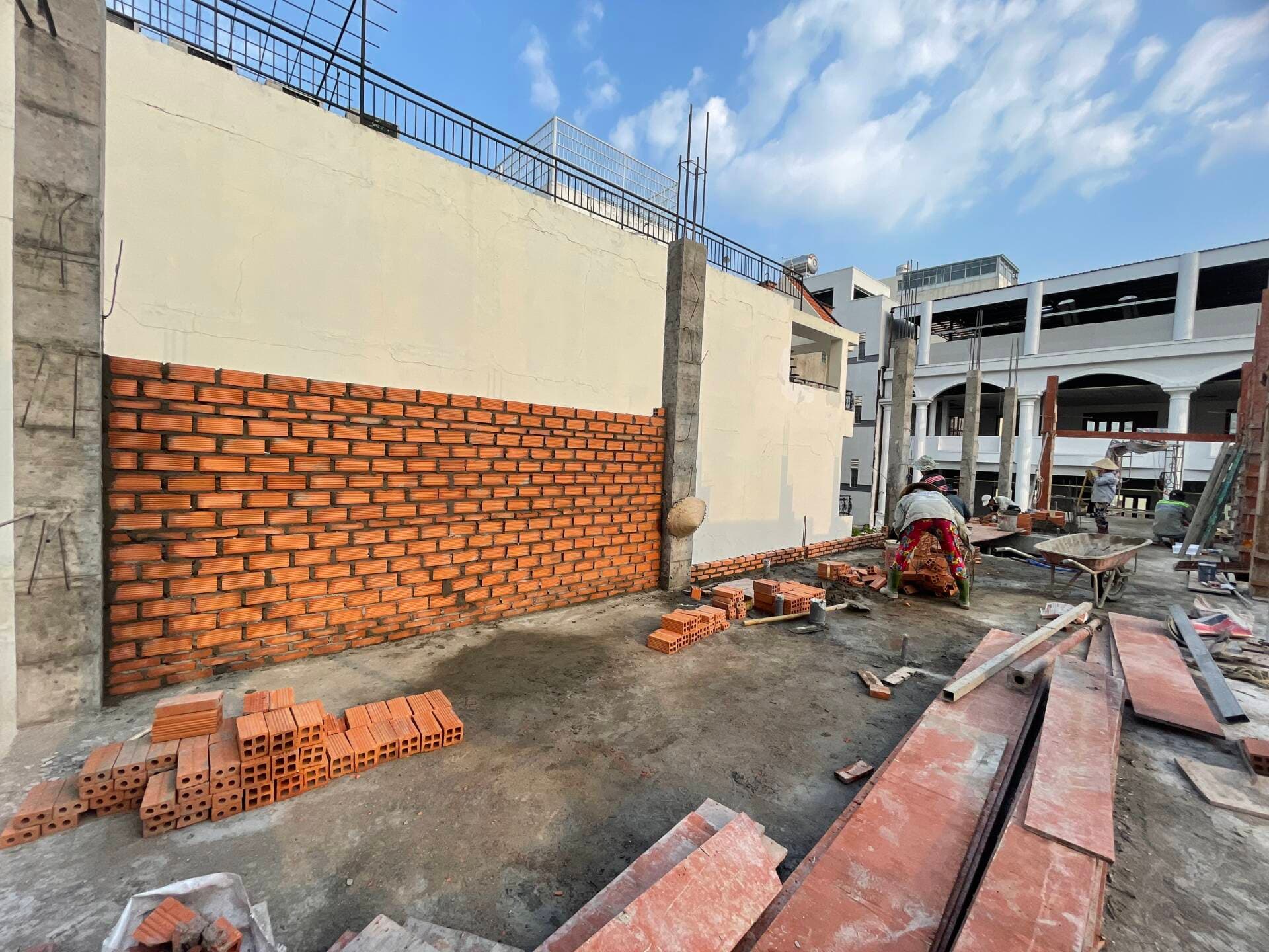 Xây nhà 3 tầng bằng tường 10 có an toàn không?