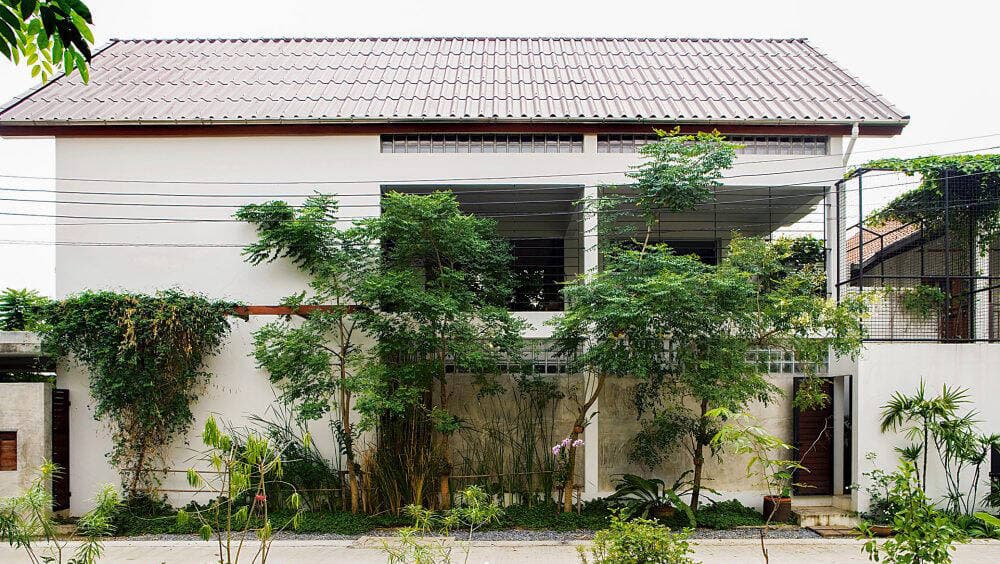 Nhà 2 tầng thoáng mát, tổ ấm an yên của gia chủ và những “người bạn”