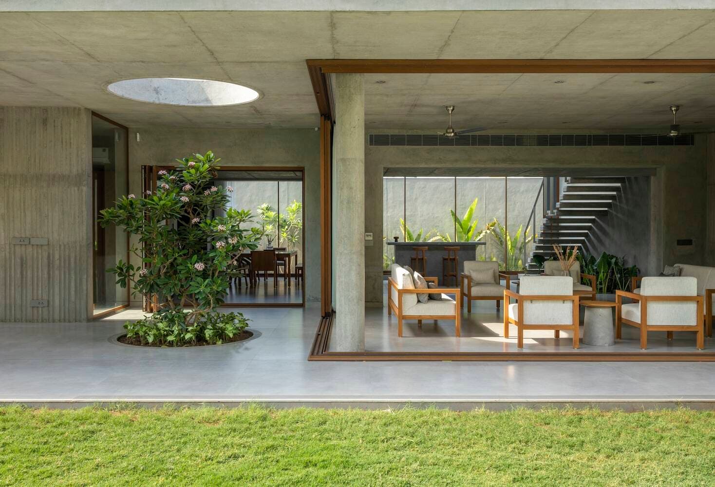 Nhà 2 tầng House of Concrete Walls sở hữu giếng trời lớn cho gia chủ thích ngắm mây trời