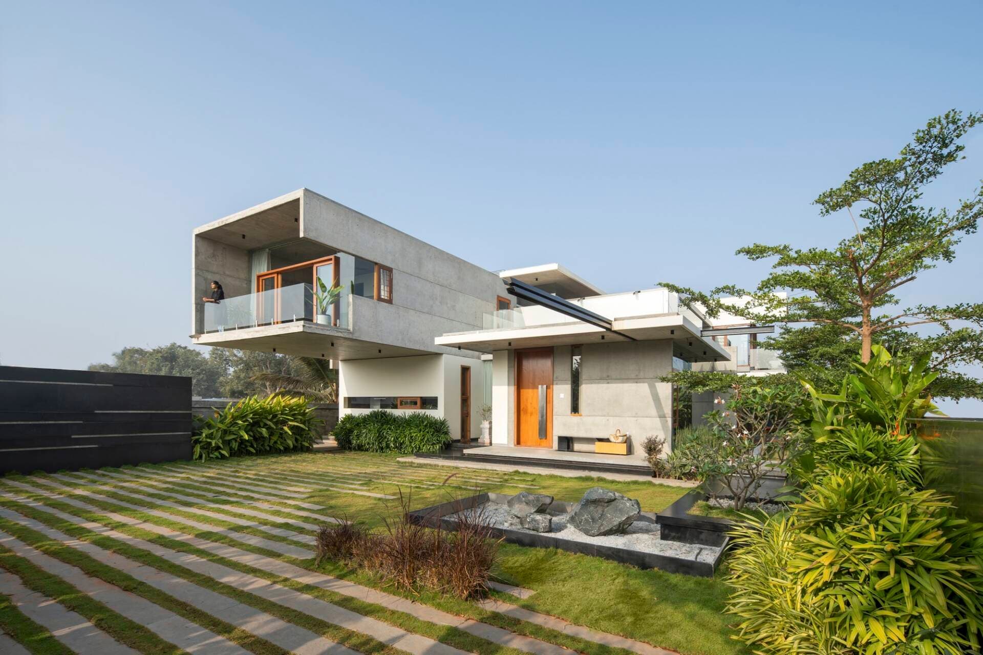 The Quarry House thiết kế khối nhà ở tầng 2 nhô ra hơn 5m