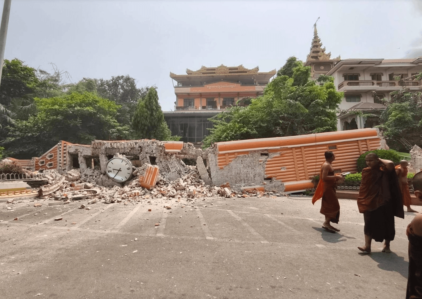 Hậu quả đau lòng sau động đất Myanmar: Cung điện hoàng gia, đền chùa cổ hàng trăm năm tuổi sụp đổ