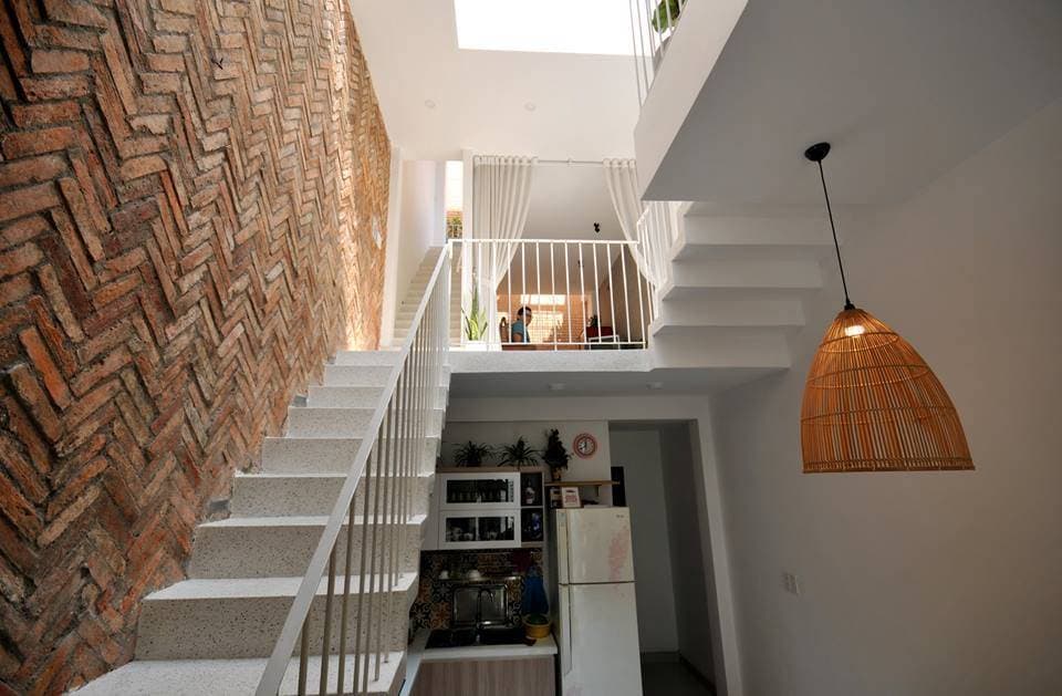 Gia Bình House: Nhà ống 52,5m² trong hẻm nhỏ đón sáng nhờ giếng trời