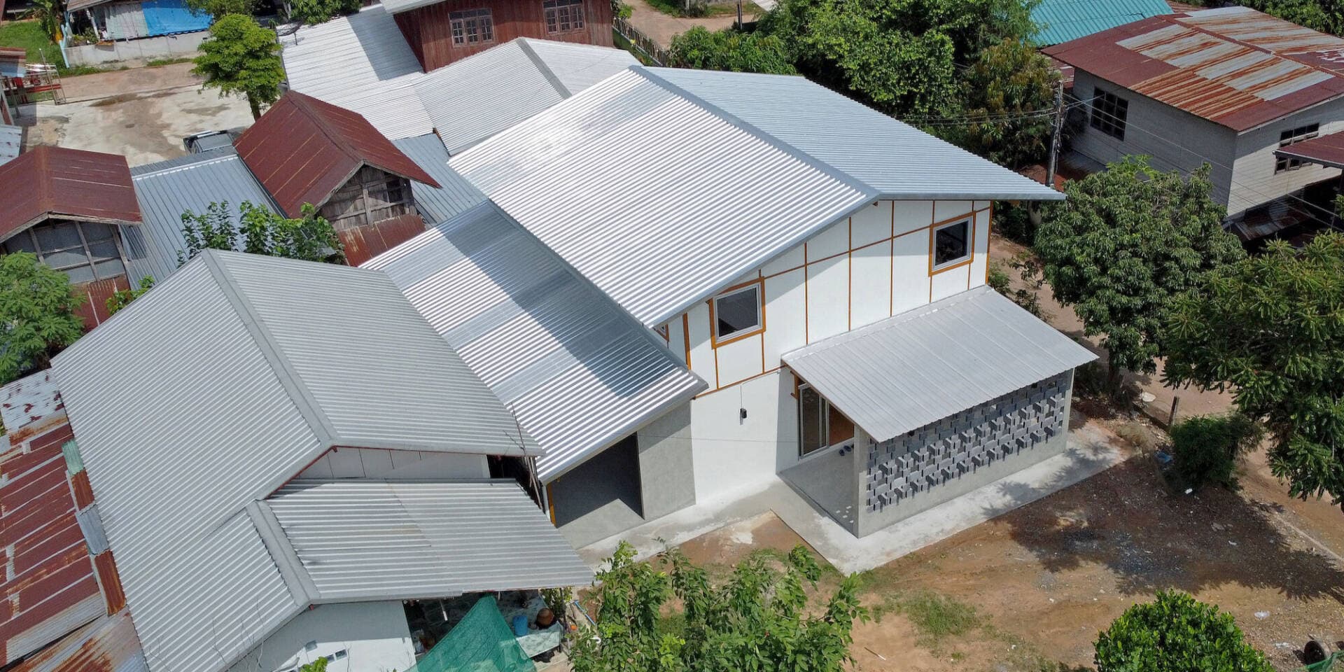 Nhà 2 tầng ở nông thôn từng bị bỏ dở được “hồi sinh” bằng khung thép và gạch bông gió