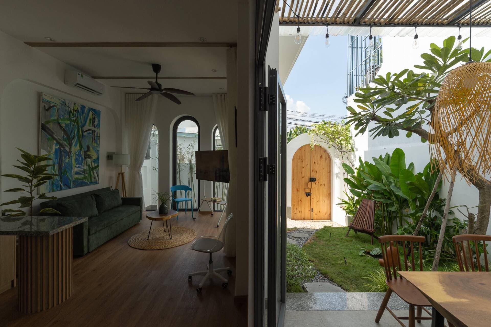Nhà 7x9 trong hẻm với nét dịu dàng của Địa Trung Hải tại Hóc Môn