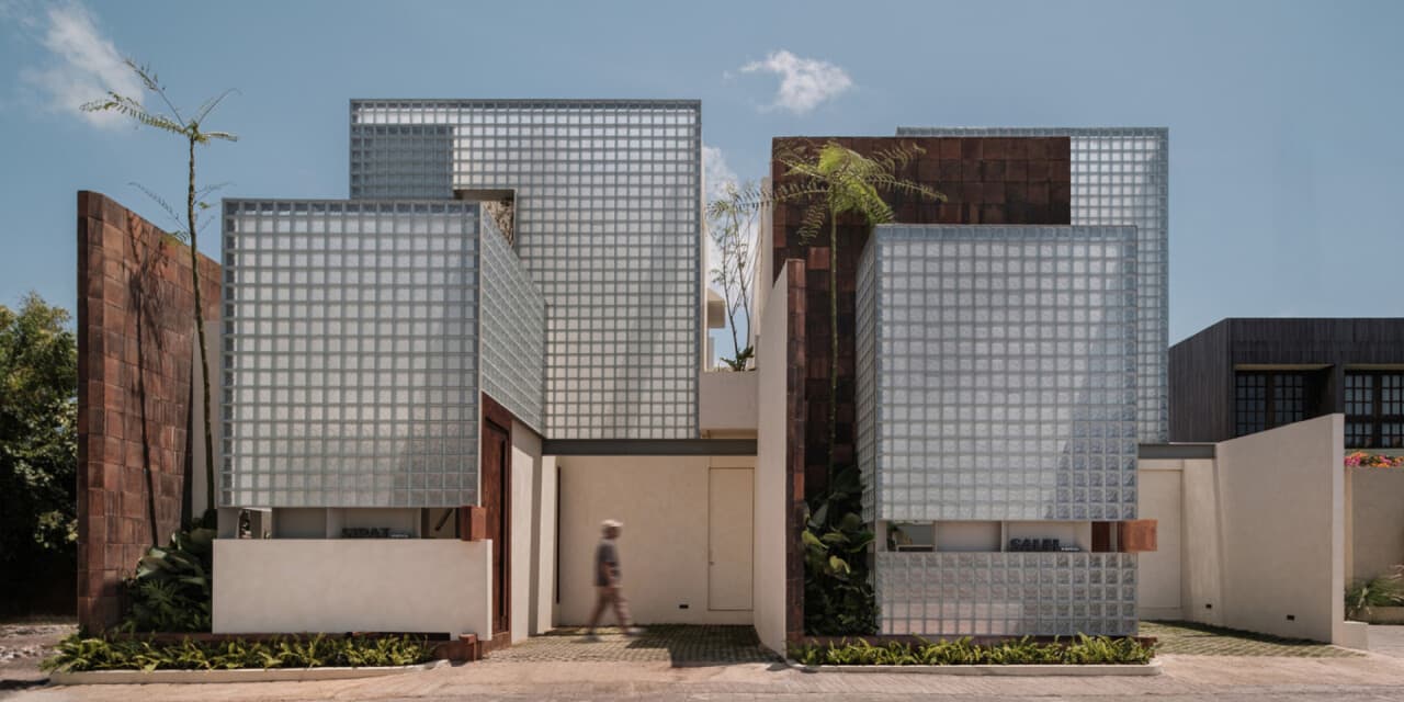 Villa Sipat & Sauh: Biệt thự cho thuê phá cách với mặt tiền gạch kính và không gian hướng tâm ấm áp