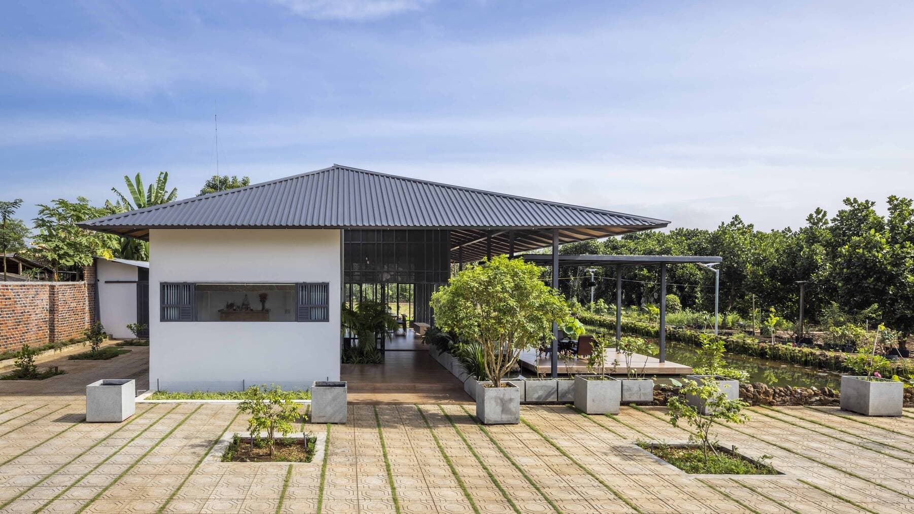 The Second Farmstay thiết kế bán tiền chế bên hồ nước tạo mô hình sống nông nghiệp bền vững