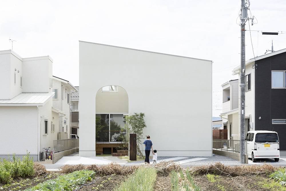 Otsu house: Ngôi nhà màu trắng với thiết kế cửa vòm độc đáo là tổ ấm bình yên của một gia đình trẻ Nhật Bản