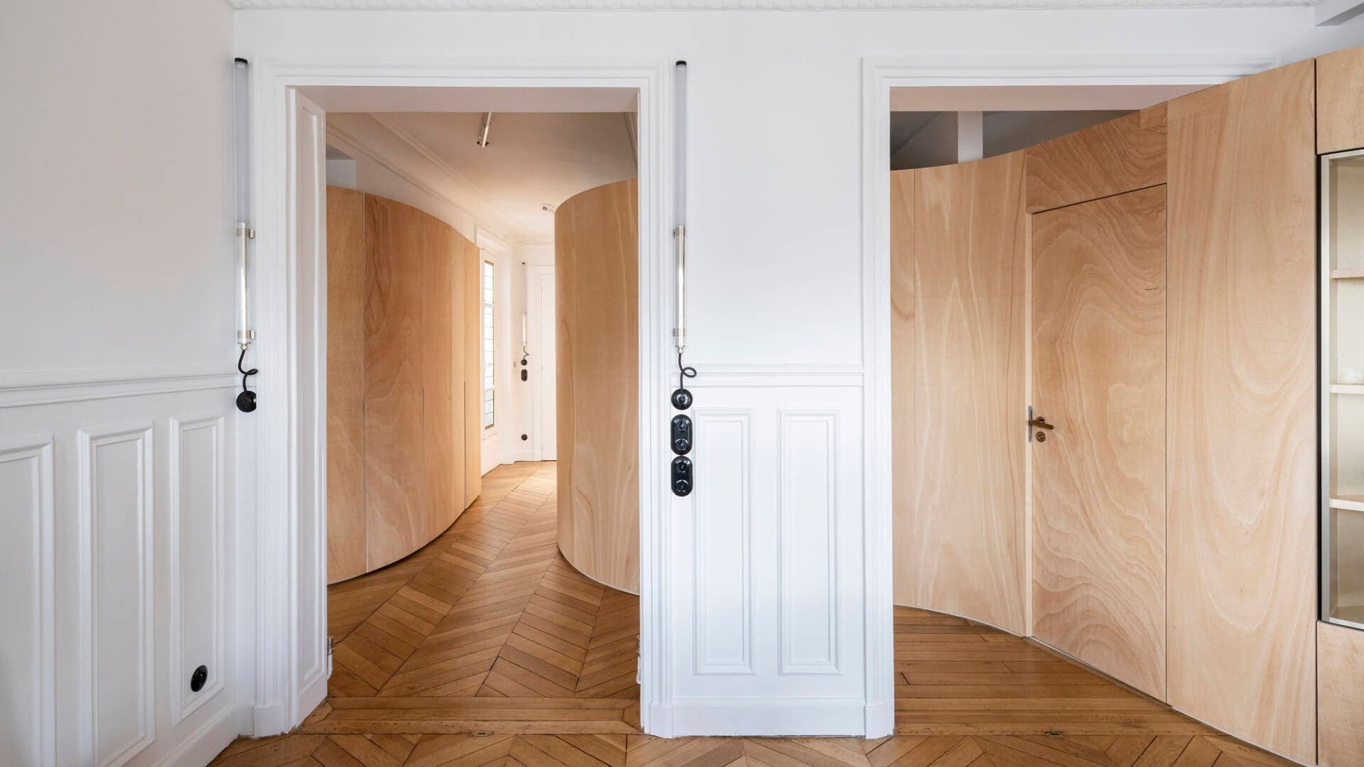 Wood Ribbon Apartment - Căn hộ cải tạo đẹp như mơ của gia đình trẻ 5 người dù ngân sách eo hẹp