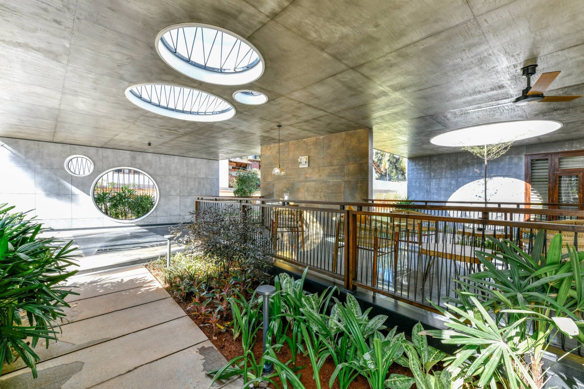 Pakhaniyil Residence – Căn biệt thự xanh mát, hiện đại với hệ thống giếng trời độc đáo thu hút mọi ánh nhìn