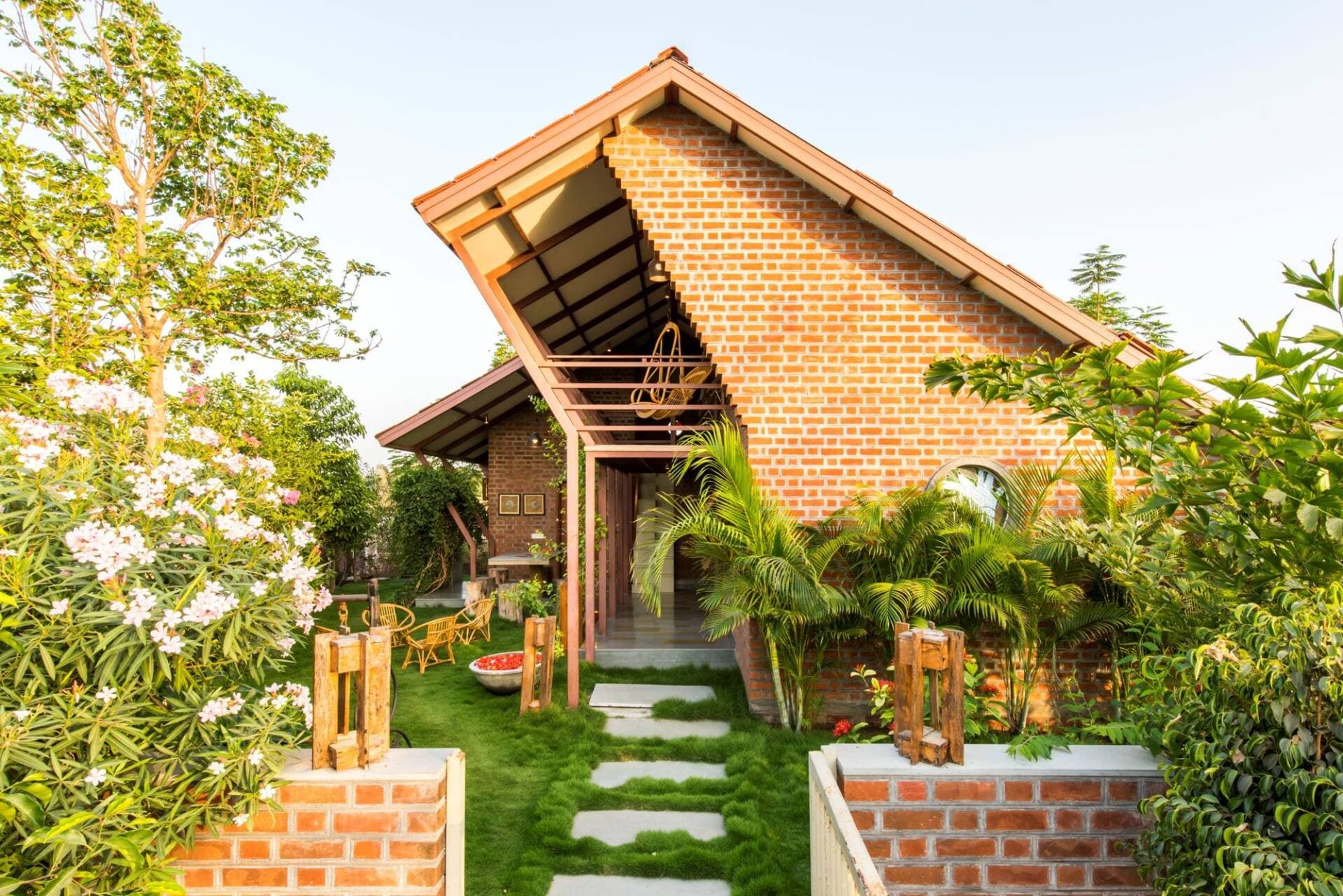 Palasvada Residence - Ngôi nhà gạch đỏ, mái vát, và những khoảng xanh tươi mát chan hòa với thiên nhiên