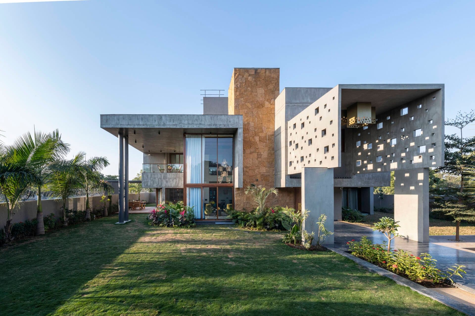 Những chi tiết thú vị và đẹp lạ bên trong những khối bê tông thô cứng của Pixel House