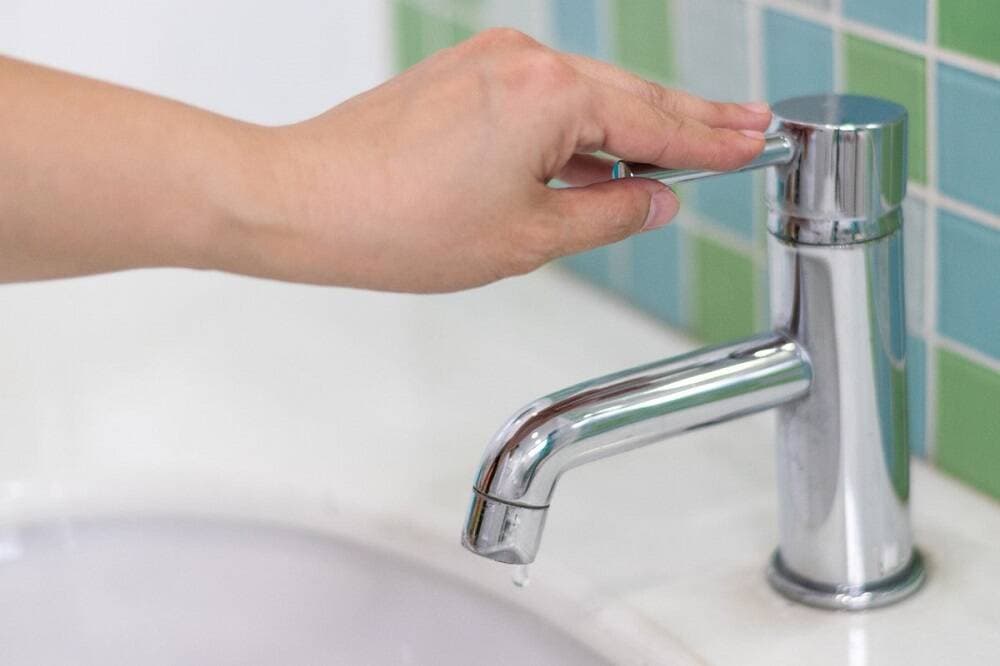 Nước trong nhà chảy yếu phải làm sao? Hướng dẫn cách khắc phục nước chảy yếu nhanh, đúng kỹ thuật