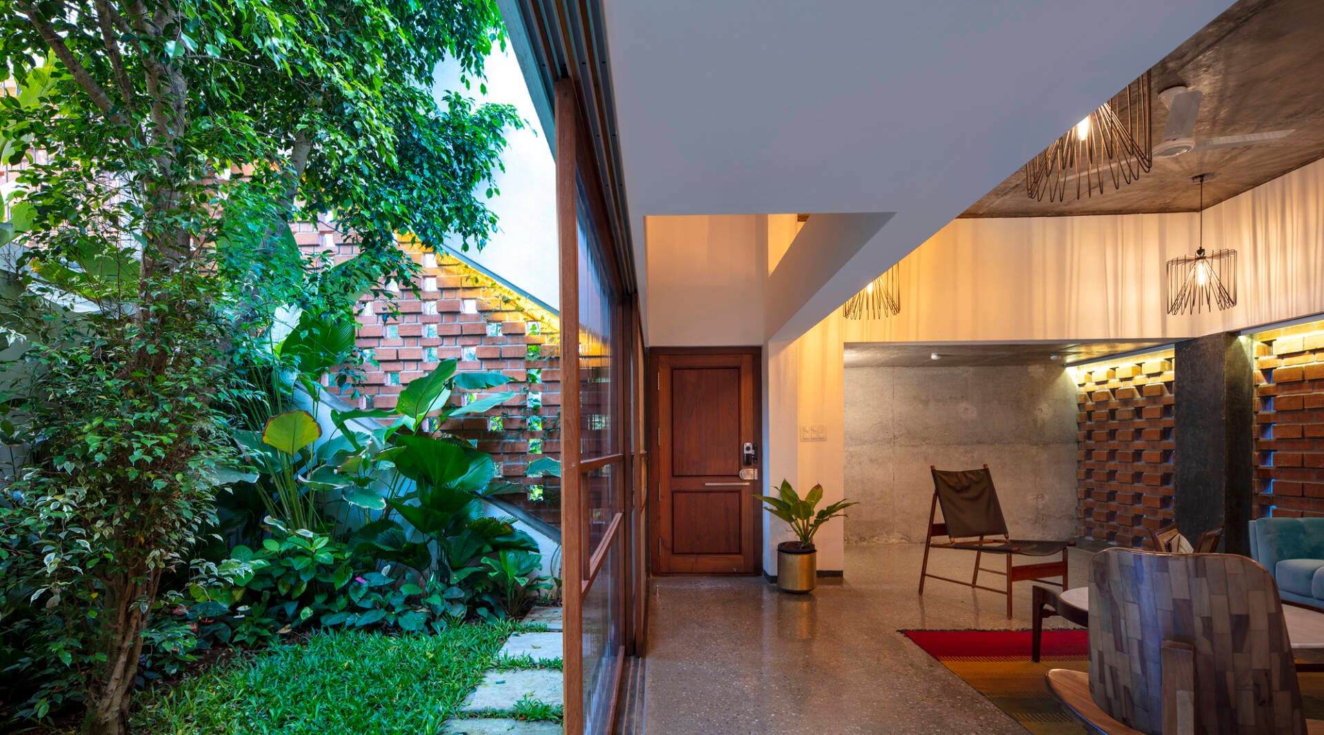 Rời xa ồn ào, khói bụi của thành phố, Inside Out House gây ấn tượng nhờ hai khoảng sân vườn xanh mát, an nhiên