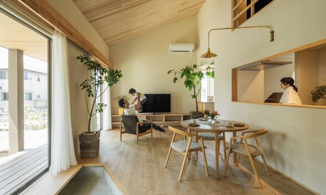 Nhà phố 1 tầng 1 lửng, là tổ ấm của gia đình nhỏ, sử dụng 3 loại gỗ khác nhau để hoàn thiện nhà