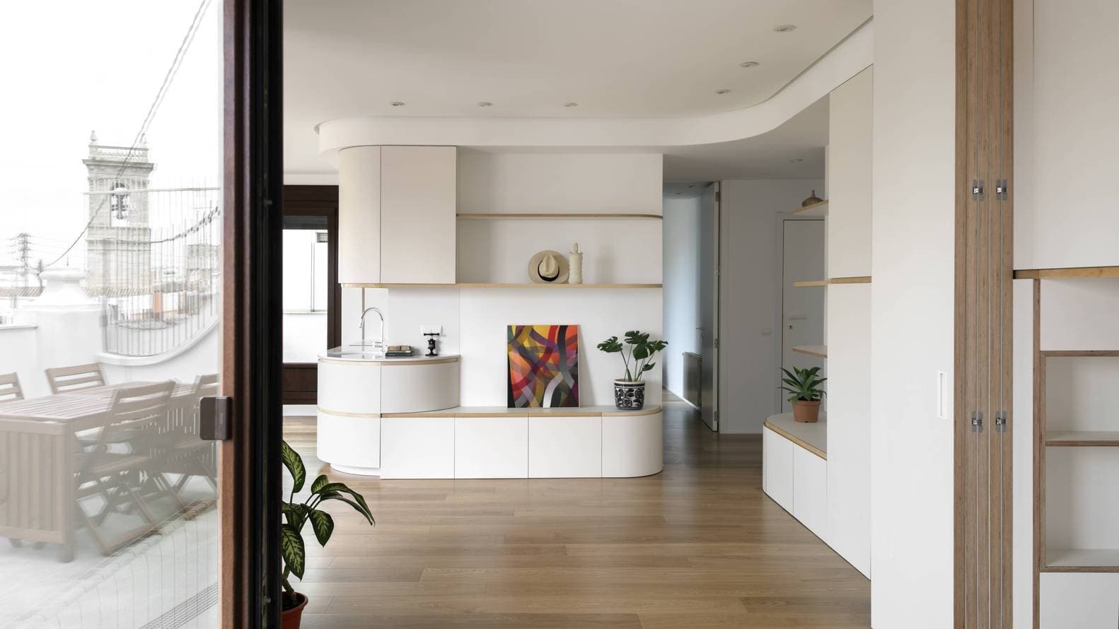 Loại bỏ các vách ngăn để giải quyết bố cục bất hợp lý của căn penthouse 80m2