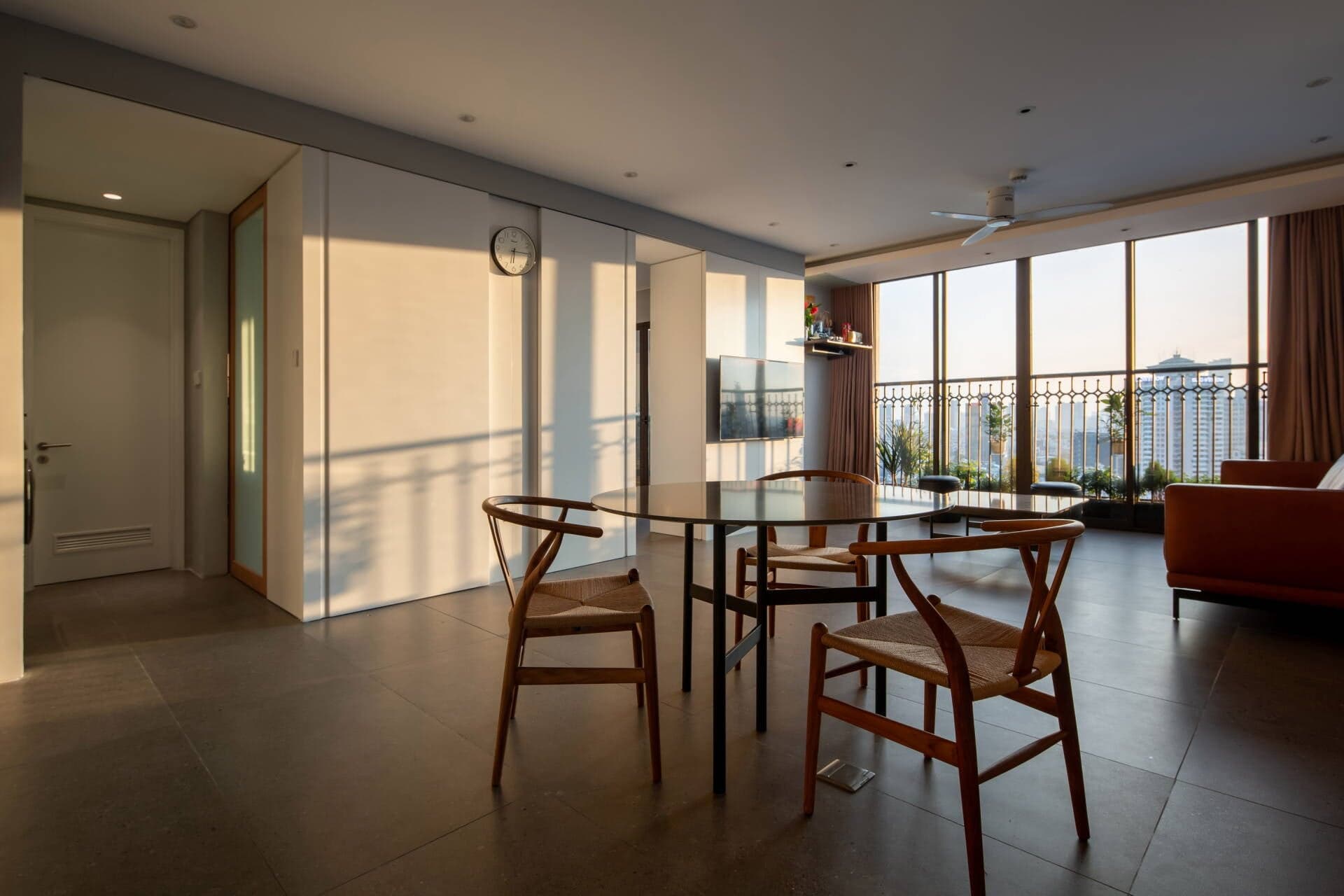 Biến căn hộ 92m2 từ 2 thành 3 phòng ngủ để tạo không gian riêng cho 2 cô con gái